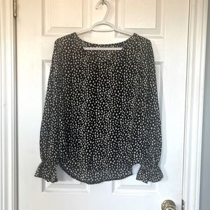 Black/white blouse with cinched cuffs